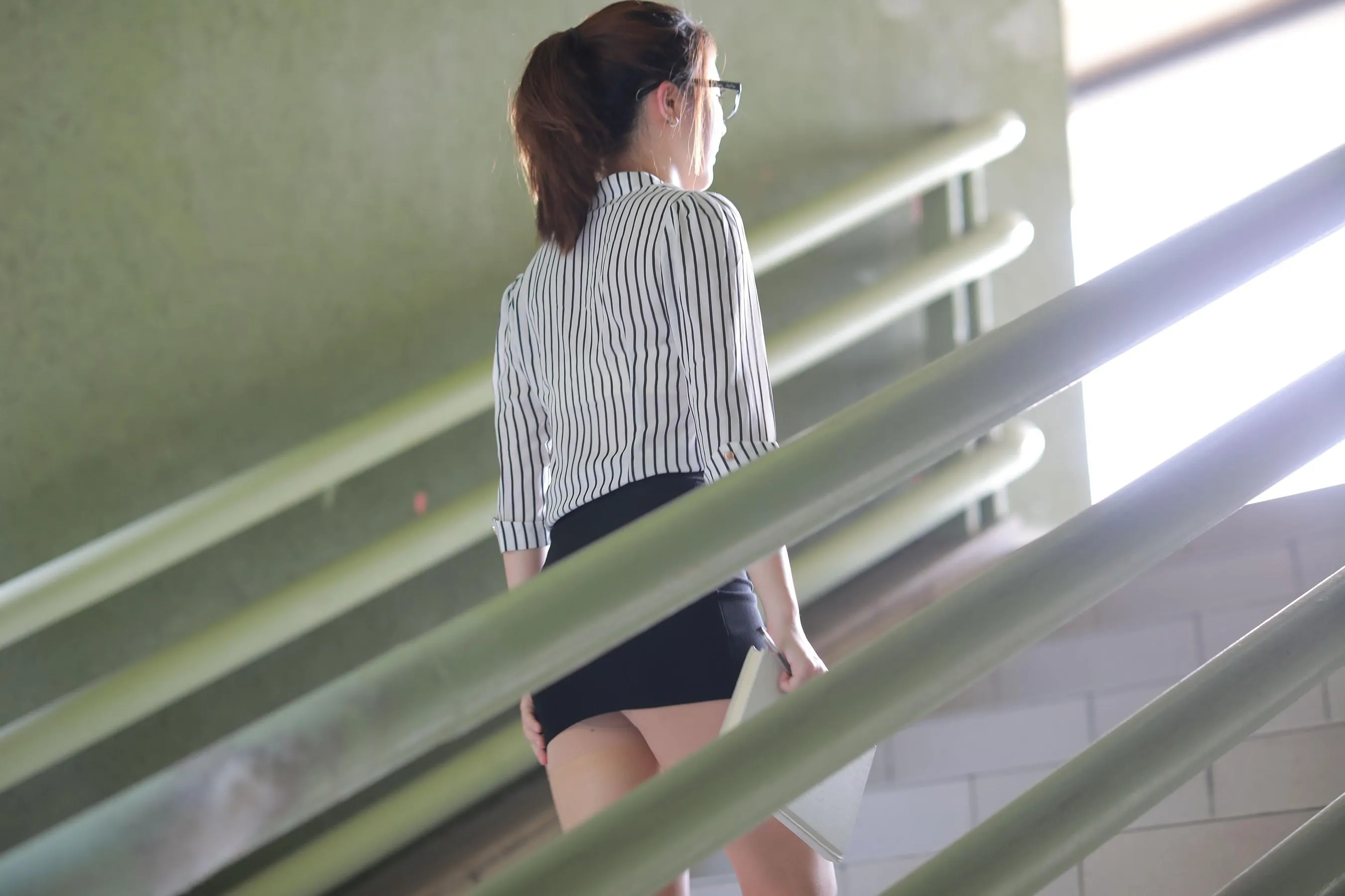 [魔镜街拍] NO.022 制服包臀裙小姐姐3 走廊 [174P]插图7